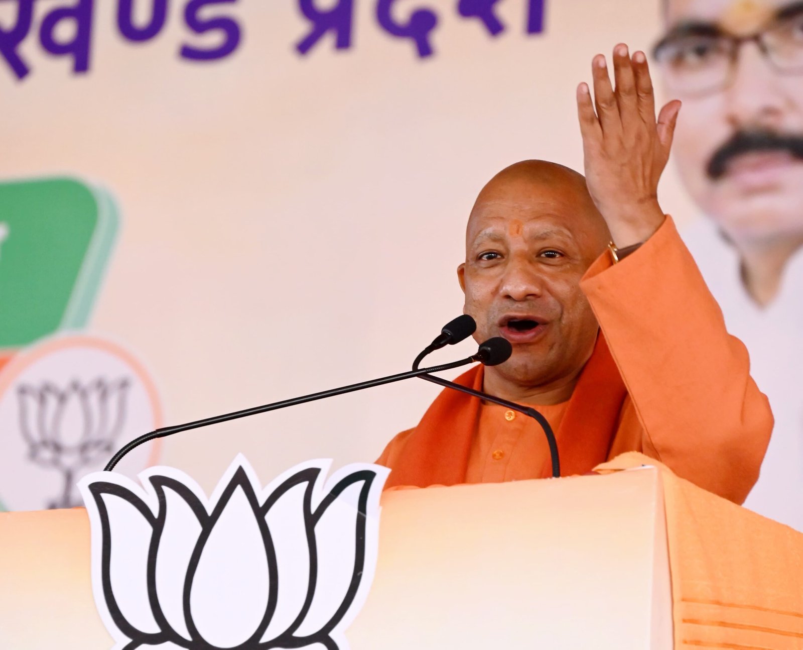 गरीब एक ट्रॉली बालू के लिए तरसता है और यह लोग अवैध माइनिंग कराते हैंः योगी