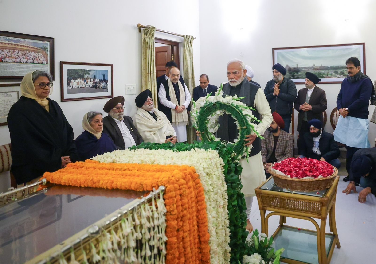 डॉ़ सिंह का जीवन विपरीत परिस्थितियों में ऊंचाई हासिल करने की प्रेरणा देता है: मोदी