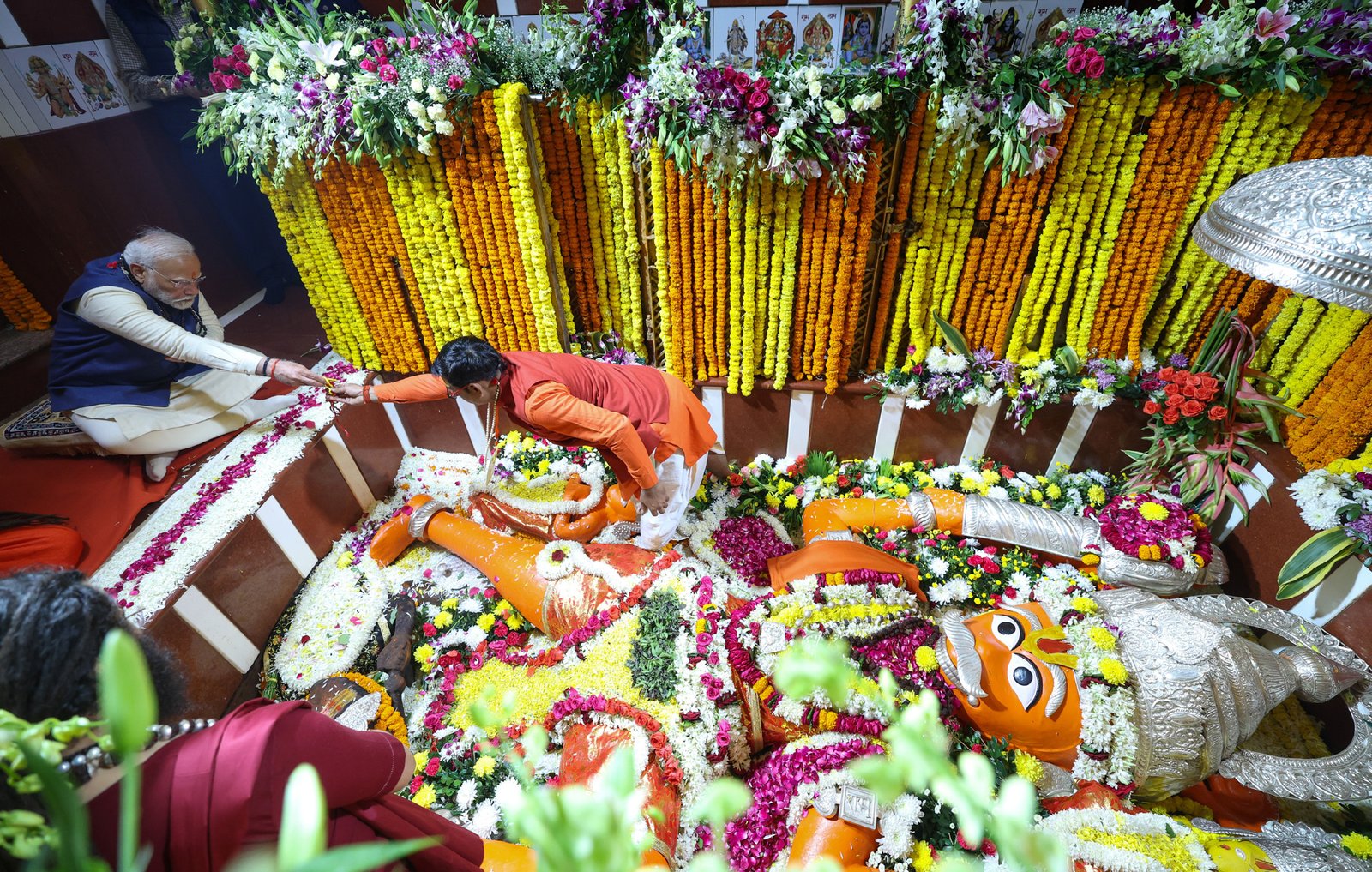 बड़े हनुमान जी के श्रीचरणों में नतमस्तक पीएम मोदी ने ‘भक्ति की शक्ति’ का किया आह्वान