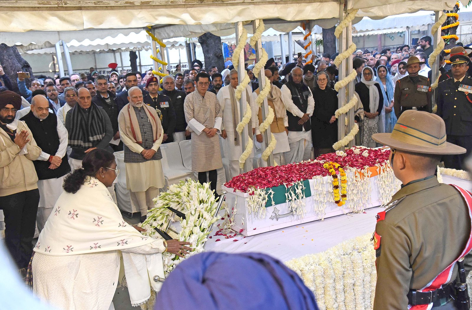 मनमोहन सिंह राजकीय सम्मान के साथ पंचतत्व में हुए विलीन
