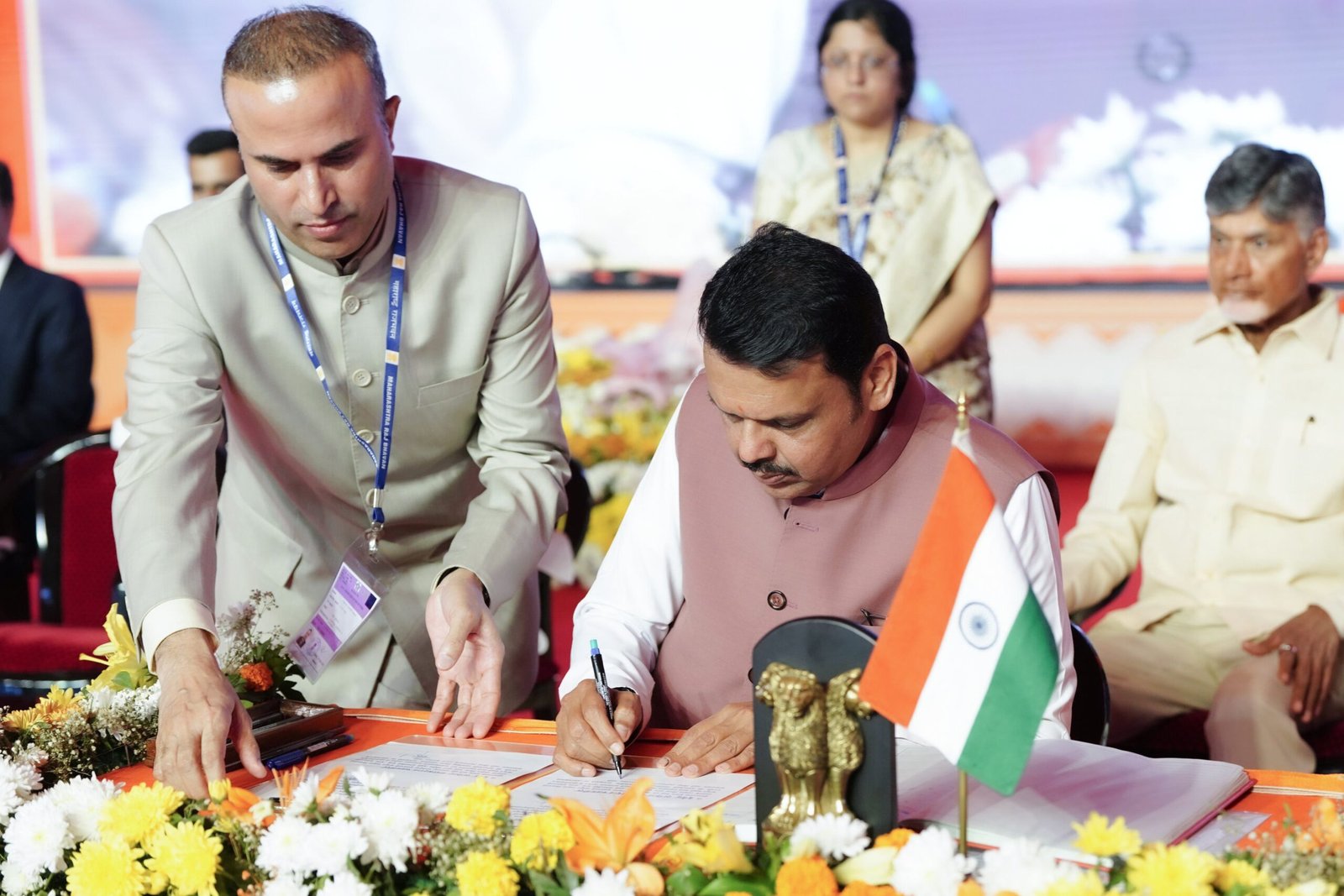 फड़नवीस बने मुख्यमंत्री, शिन्दे, पवार बने उपमुख्यमंत्री