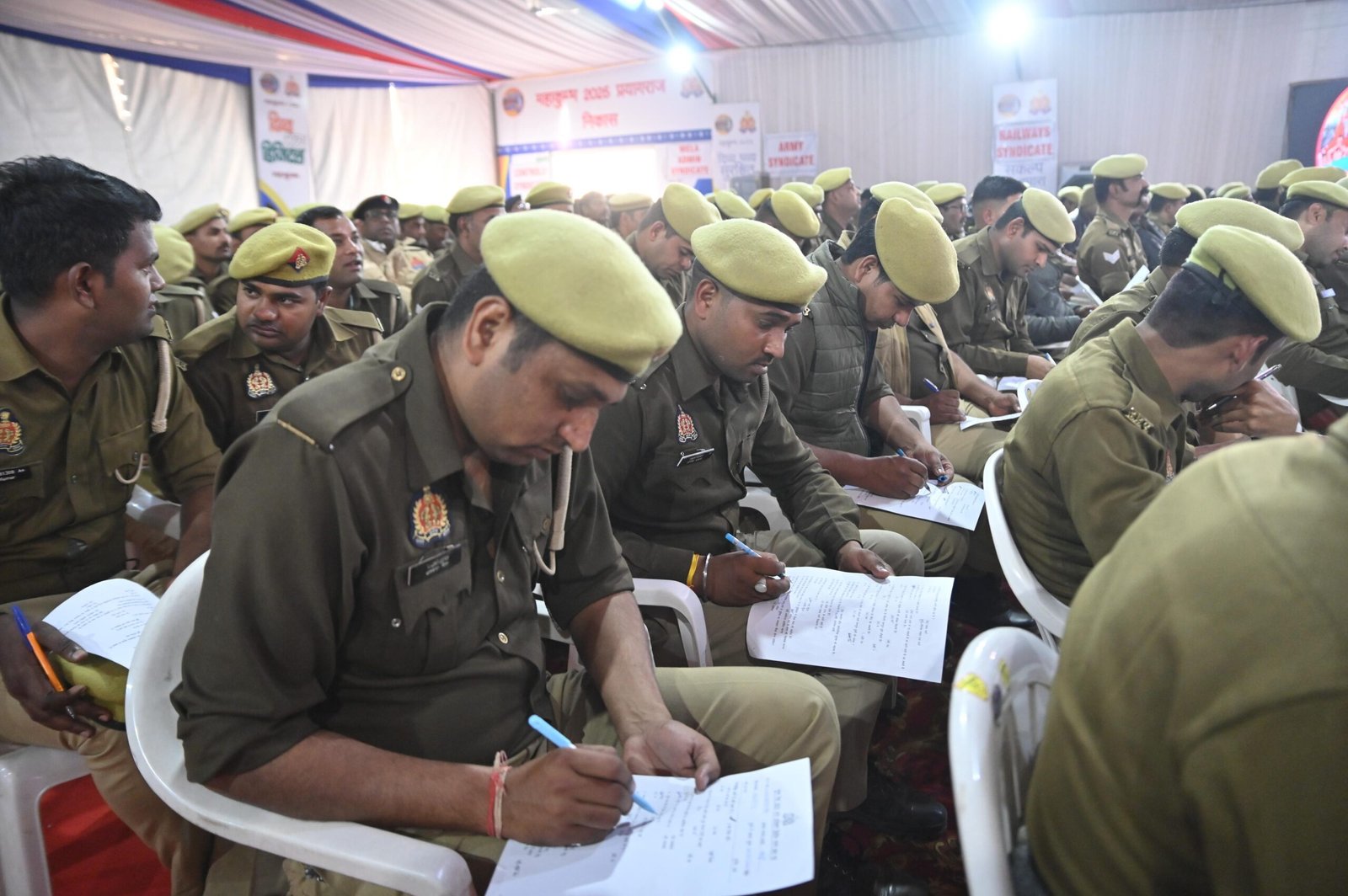 कुम्भ मेला पुलिस, ड्यूटी में आये पुलिस कर्मियों को प्रशिक्षण देने के साथ ही और परीक्षा के जरिए दक्ष बनाने पर दे रही जोर