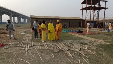 महाकुम्भ में बांस और लकड़ी से साधु संतो और अखाड़ों के शिविर और प्रवेश द्वार का कर रहे हैं निर्माण