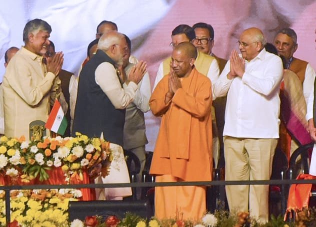 महाराष्ट्र में नई सरकार के शपथ ग्रहण समारोह में शामिल हुए उत्तर प्रदेश के मुख्यमंत्री