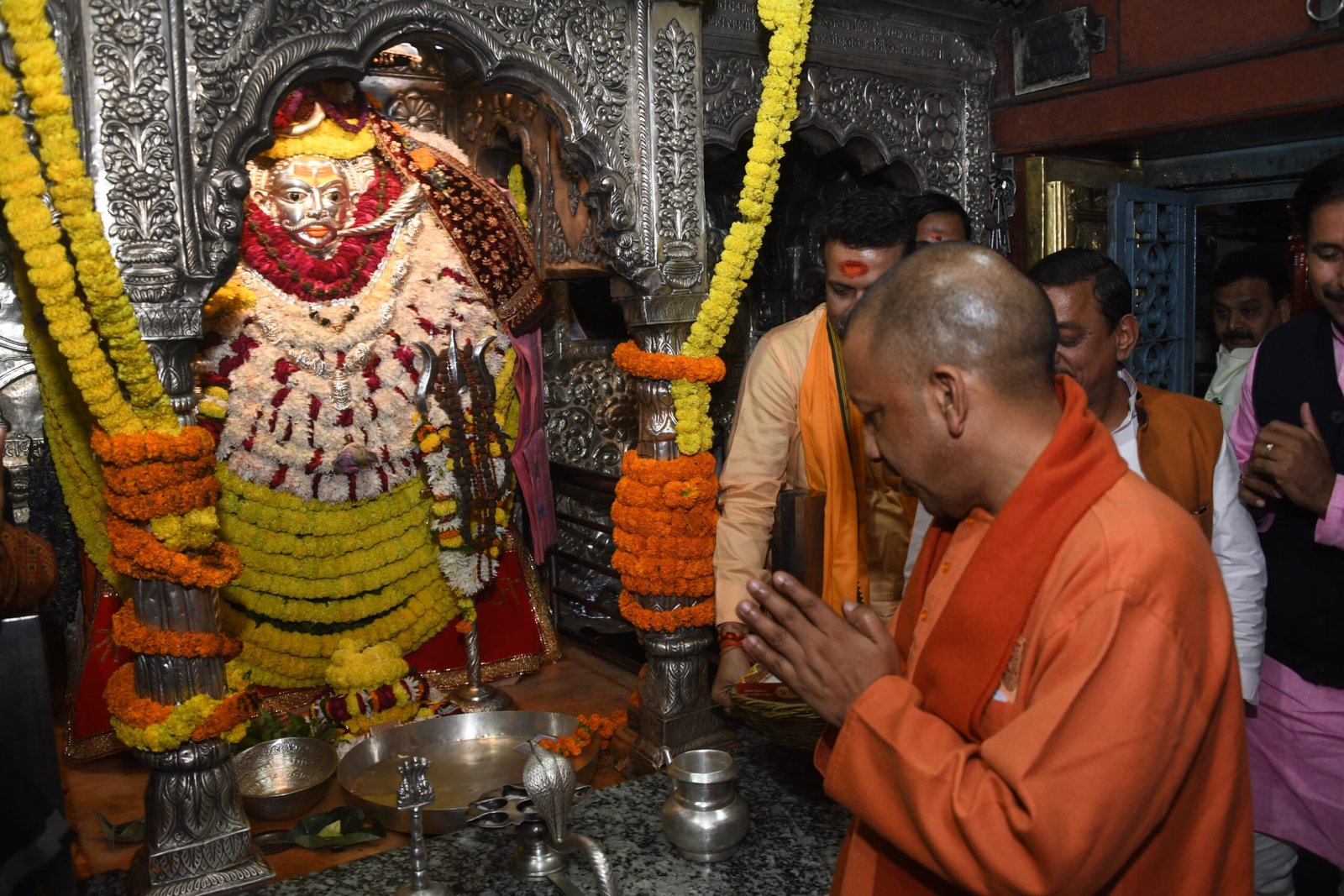 सीएम योगी ने काल भैरव और श्रीकाशी विश्वनाथ मंदिर में की पूजा-अर्चना