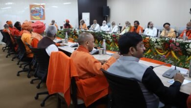 सीएम योगी के साथ संवाद कर पूरी तरह संतुष्ट नजर आए साधु और संत