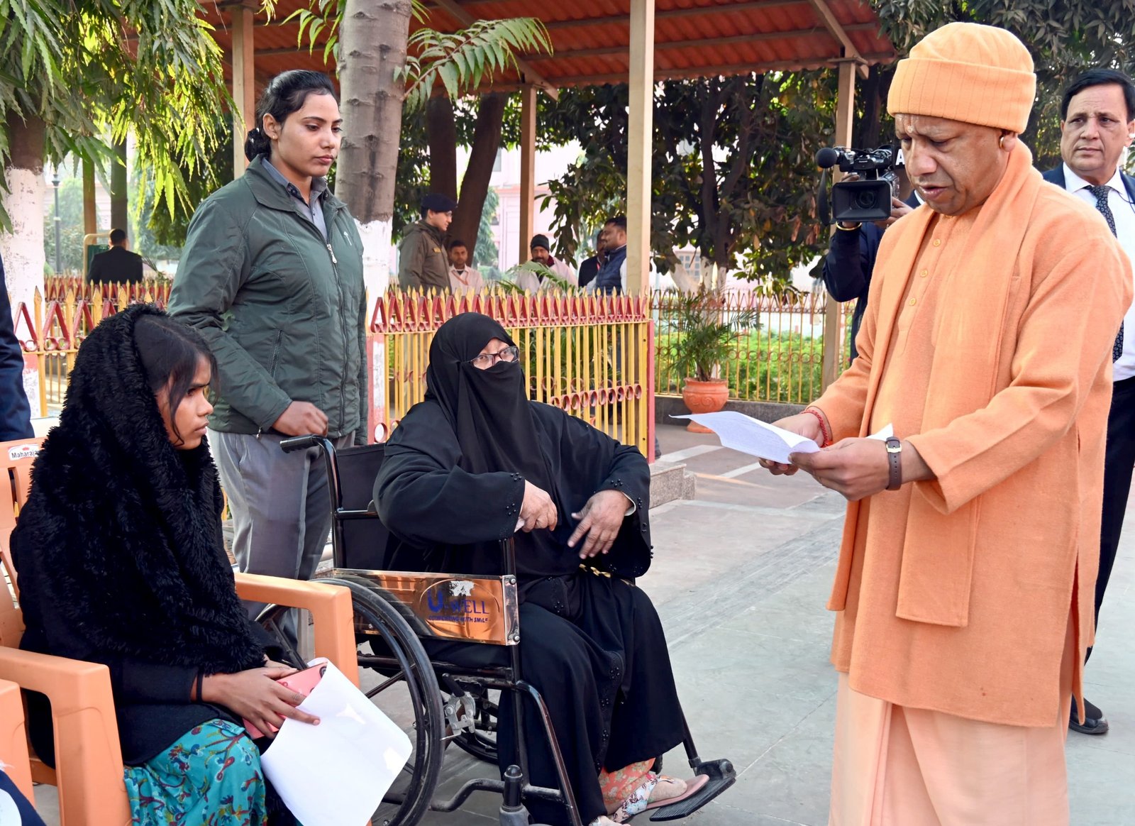 जनता दर्शन में सीएम योगी ने सुनीं करीब 200 लोगों की समस्याएं, निस्तारण के लिए अफसरों को दिए निर्देश