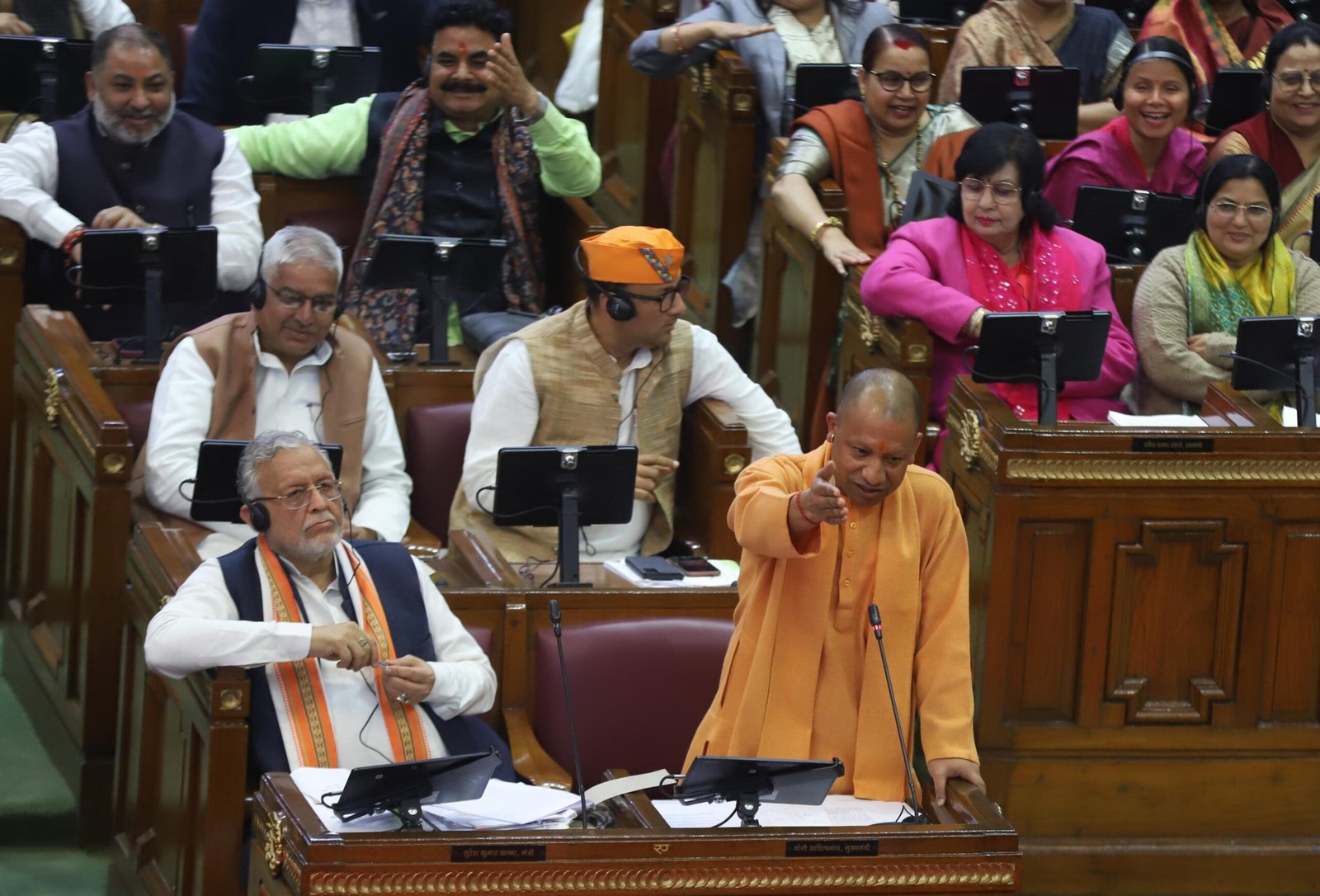 यह लोग गन प्वाइंट पर संवैधानिक संस्थाओं से अपनी बात मनवाना चाहते हैं