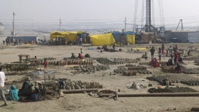 महाकुम्भ नगर के आसपास के गांवों में महिलाएं तैयार कर रही हैं गोबर के उपले व मिट्टी के चूल्हे