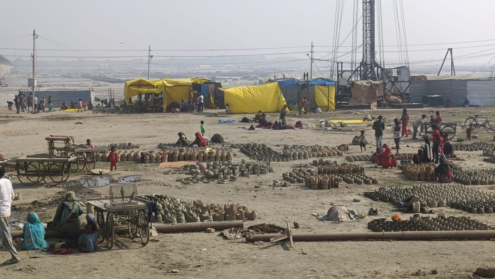 महाकुम्भ नगर के आसपास के गांवों में महिलाएं तैयार कर रही हैं गोबर के उपले व मिट्टी के चूल्हे