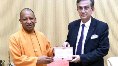 फ्रांस के राजदूत डॉ.थियरी माथू ने CM योगी से की शिष्टाचार भेंट.फ्रांस के प्रतिनिधिमण्डल के साथ CM योगी की बैठक.CM योगी और फ्रेंच डेलिगेशन के साथ प्रदेश में डिफेंस,फार्मा,व एजुकेशन सेक्टर में MoU व निवेश को लेकर हुई विस्तृत चर्चा.फ्रेंच डेलिगेशन ने आईटी कॉरिडोर,स्मार्ट सिटीज व सांस्कृतिक उन्नयन को लेकर भी UP के साथ काम करने को लेकर भी रुचि दिखाई.