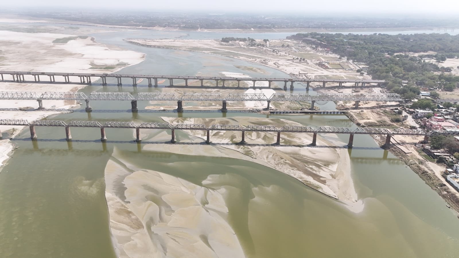 संगम नोज पर श्रद्धालुओं को बड़ी संख्या में स्नान की सुविधा उपलब्ध कराने के साथ एक धारा में प्रवाहित हो रहीं मां गंगा