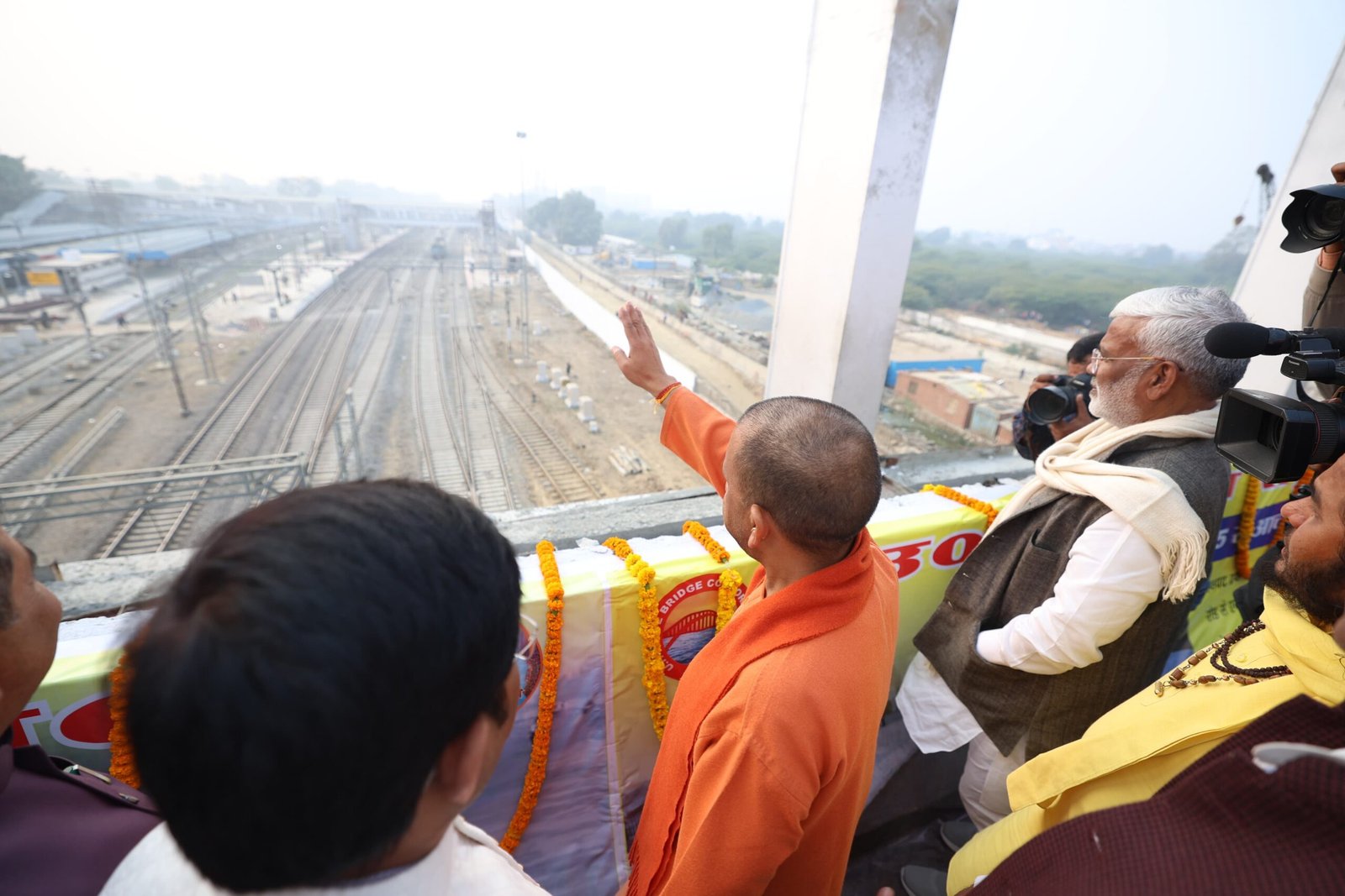 सीएम ने प्रोजेक्ट साइट पर जाकर देखा लेआउट प्लान, यात्रियों की सुविधाओं और व्यवस्थाओं के बारे में ली जानकारी.
