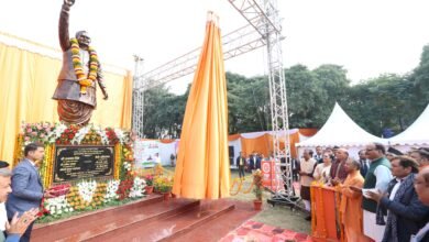 रक्षा मंत्री व मुख्यमंत्री ने प्रतिमा के रचनाकार को किया सम्मानित