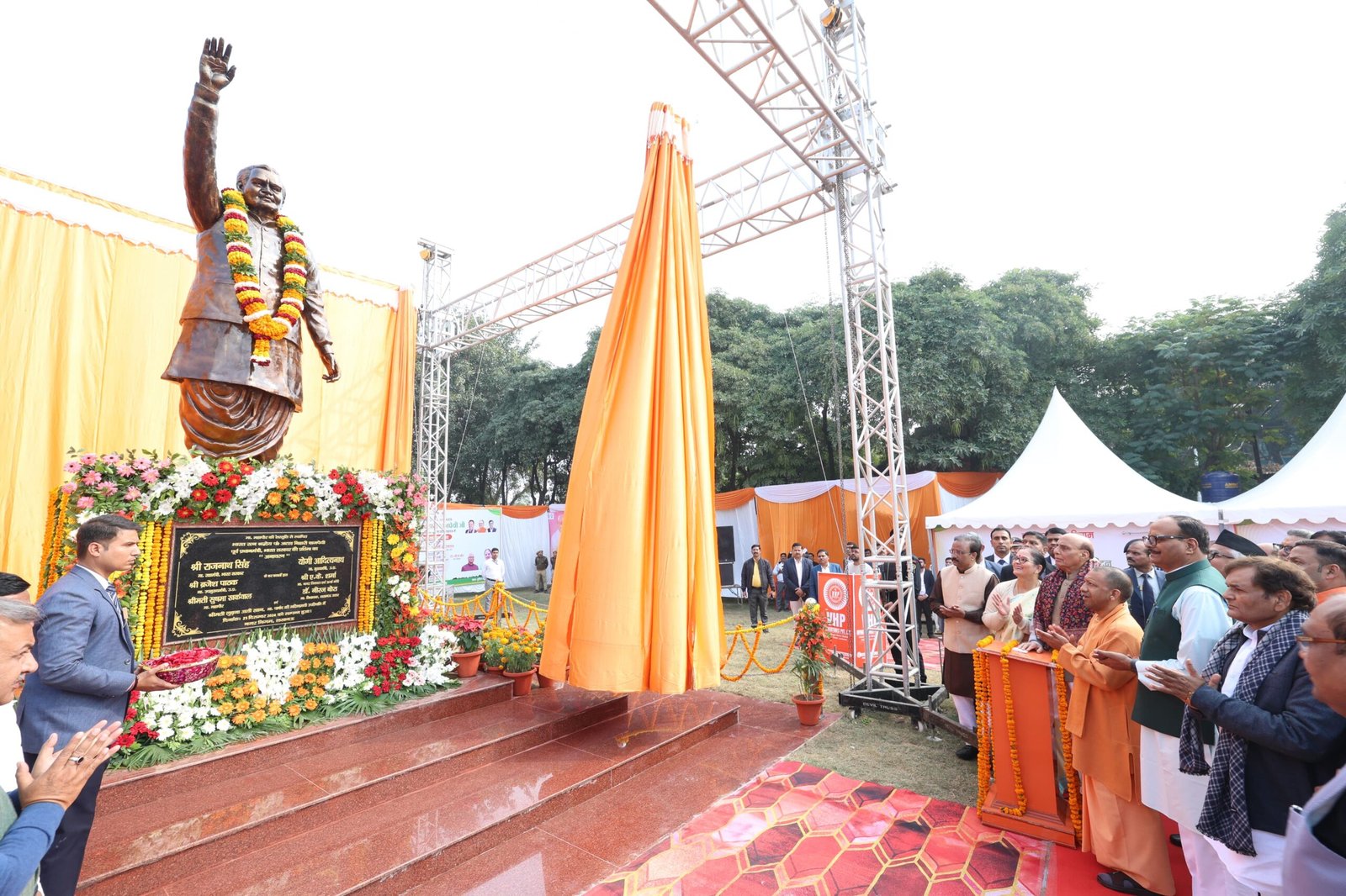 रक्षा मंत्री व मुख्यमंत्री ने प्रतिमा के रचनाकार को किया सम्मानित