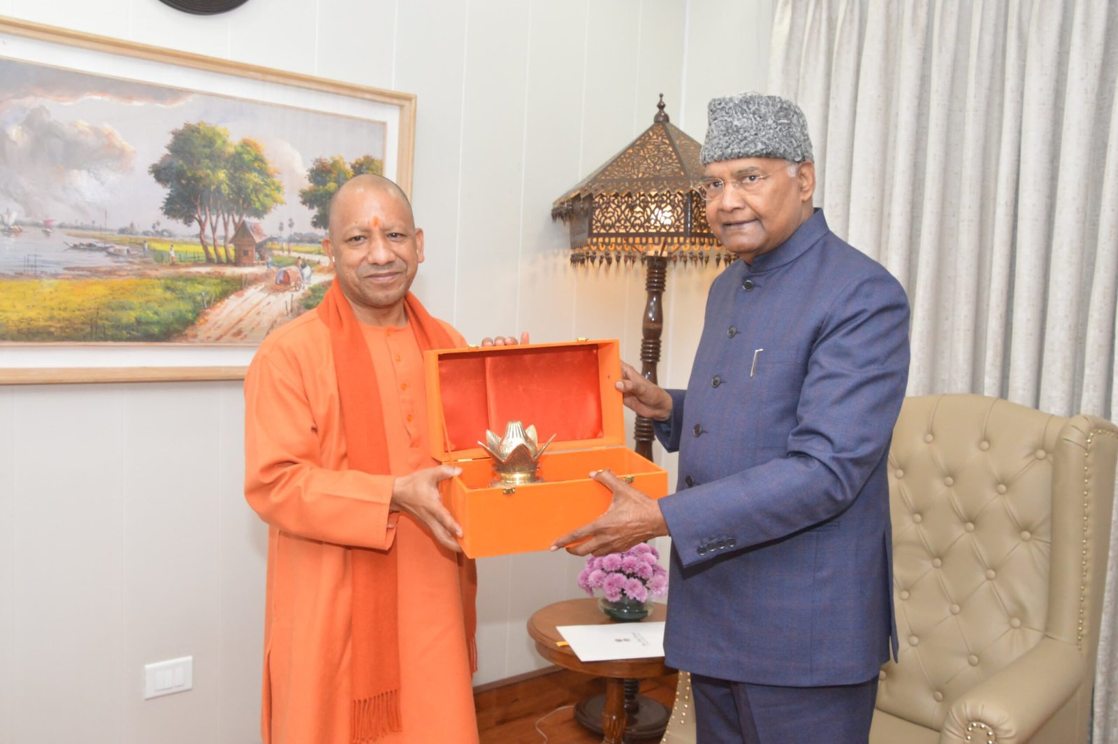 दिल्ली पहुंचकर सीएम योगी ने विशिष्ट अतिथियों को महाकुम्भ के लिए किया आमंत्रित