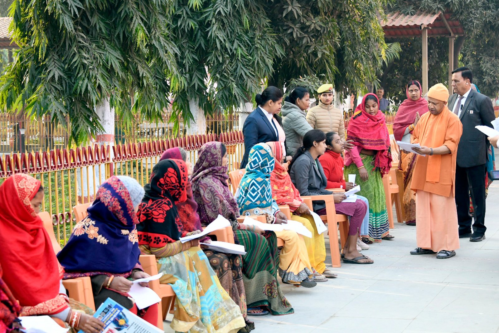 जनता दर्शन में मुख्यमंत्री योगी आदित्यनाथ ने सुनीं 150 लोगों की समस्याएं.अधिकारियों से बोले सीएम, हर पीड़ित की समस्या का हो समयबद्ध व पारदर्शी निस्तारण.