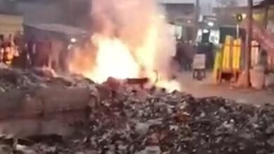 लापरवाही पर भड़के लोग, बिजली विभाग के खिलाफ प्रदर्शन