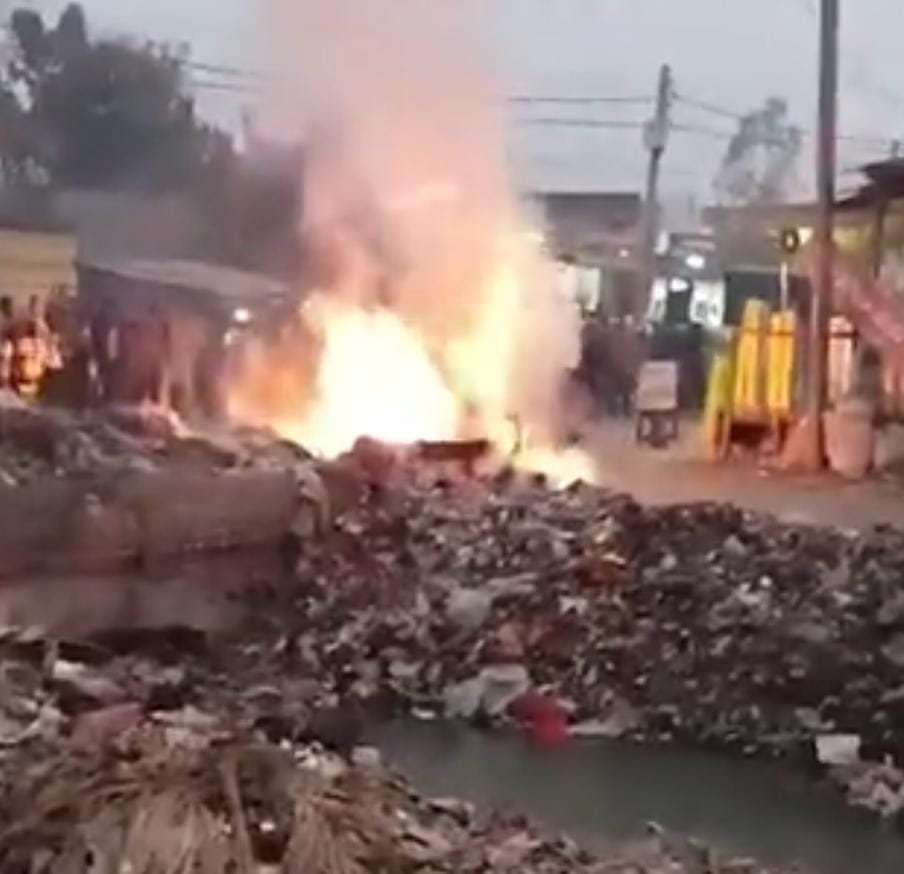 लापरवाही पर भड़के लोग, बिजली विभाग के खिलाफ प्रदर्शन