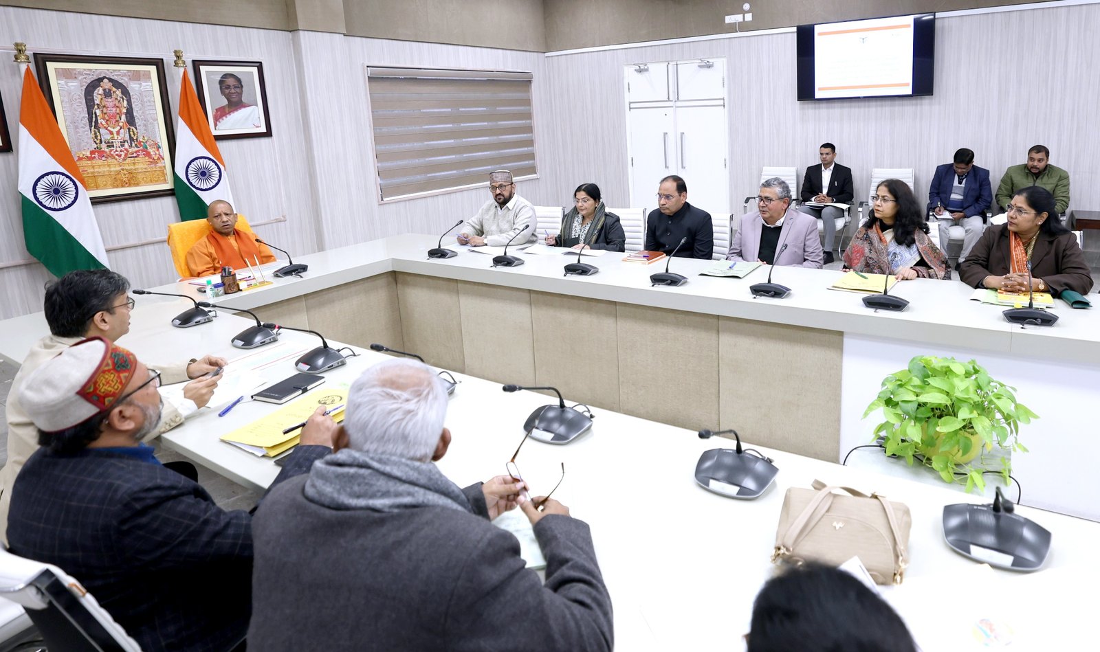 निर्माणाधीन विश्वविद्यालयों में जल्द सुनिश्चित कराई जाए नियमित कर्मचारियों की तैनातीः मुख्यमंत्री