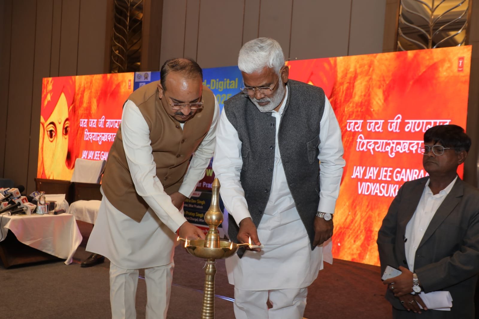 महाकुंभ 2025 रोडशोः योगी के मंत्रियों ने मध्य प्रदेश की जनता को दिया महाकुंभ में आने का निमंत्रण.भोपाल में आयोजित महाकुंभ रोडशो 2025 का मंत्री स्वतंत्र देव सिंह व राज्यमंत्री (स्वतंत्र प्रभार) दिनेश प्रताप सिंह ने किया नेतृत्व.