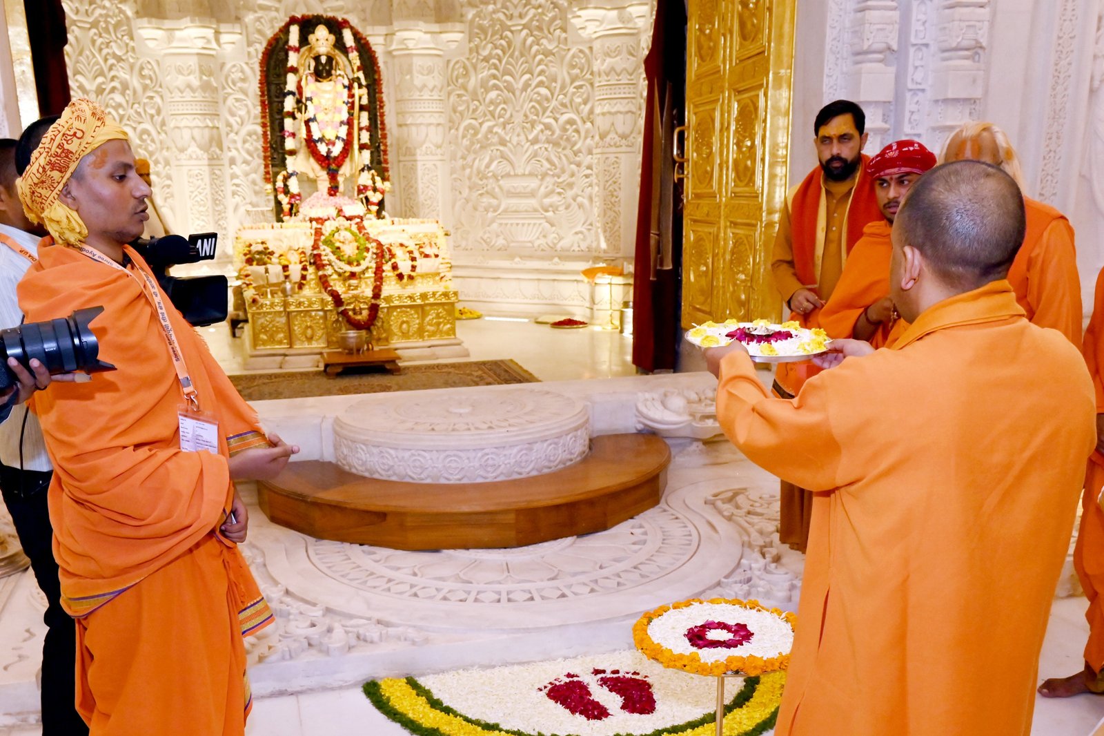 सीएम योगी ने मर्यादा पुरुषोत्तम श्रीराम के चरणों में झुकाया शीश