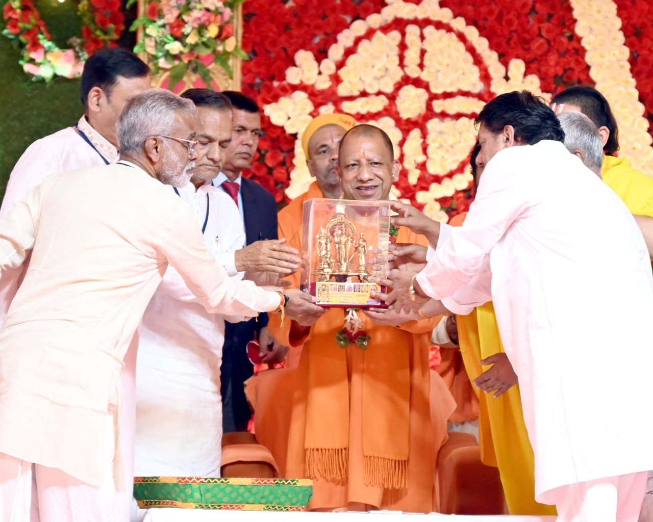विश्व मानवता को बचाना है तो उसका एक ही मार्ग है वह है सनातन धर्म का सम्मान- योगी आदित्यनाथ