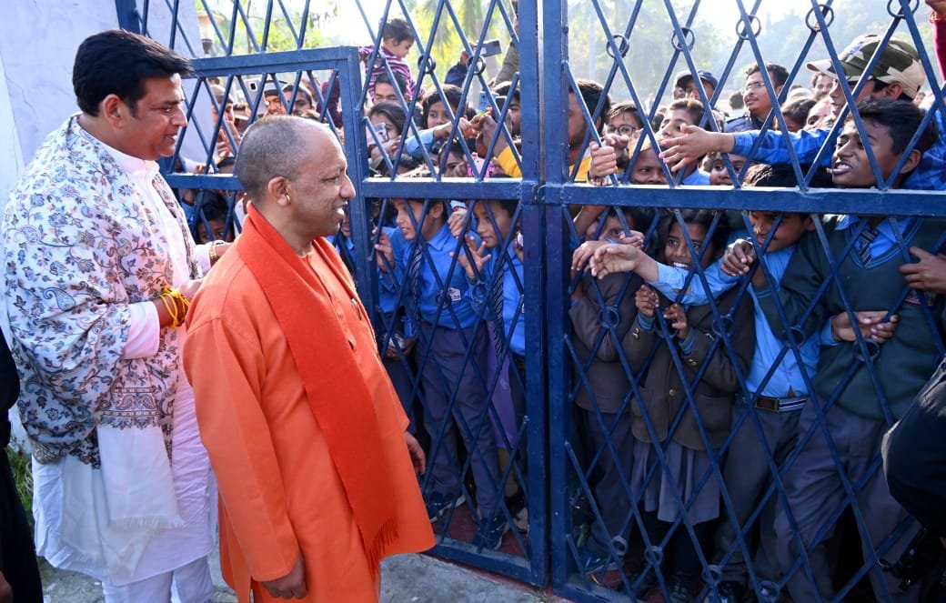 सर्किट हाउस से सटे आंबेडकर पार्क में पिकनिक मनाने आए स्कूली बच्चों से मिले मुख्यमंत्री