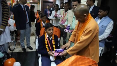 सीएम ने विश्व दिव्यांग दिवस पर लोकभवन में प्रतिभाओं का किया सम्मान