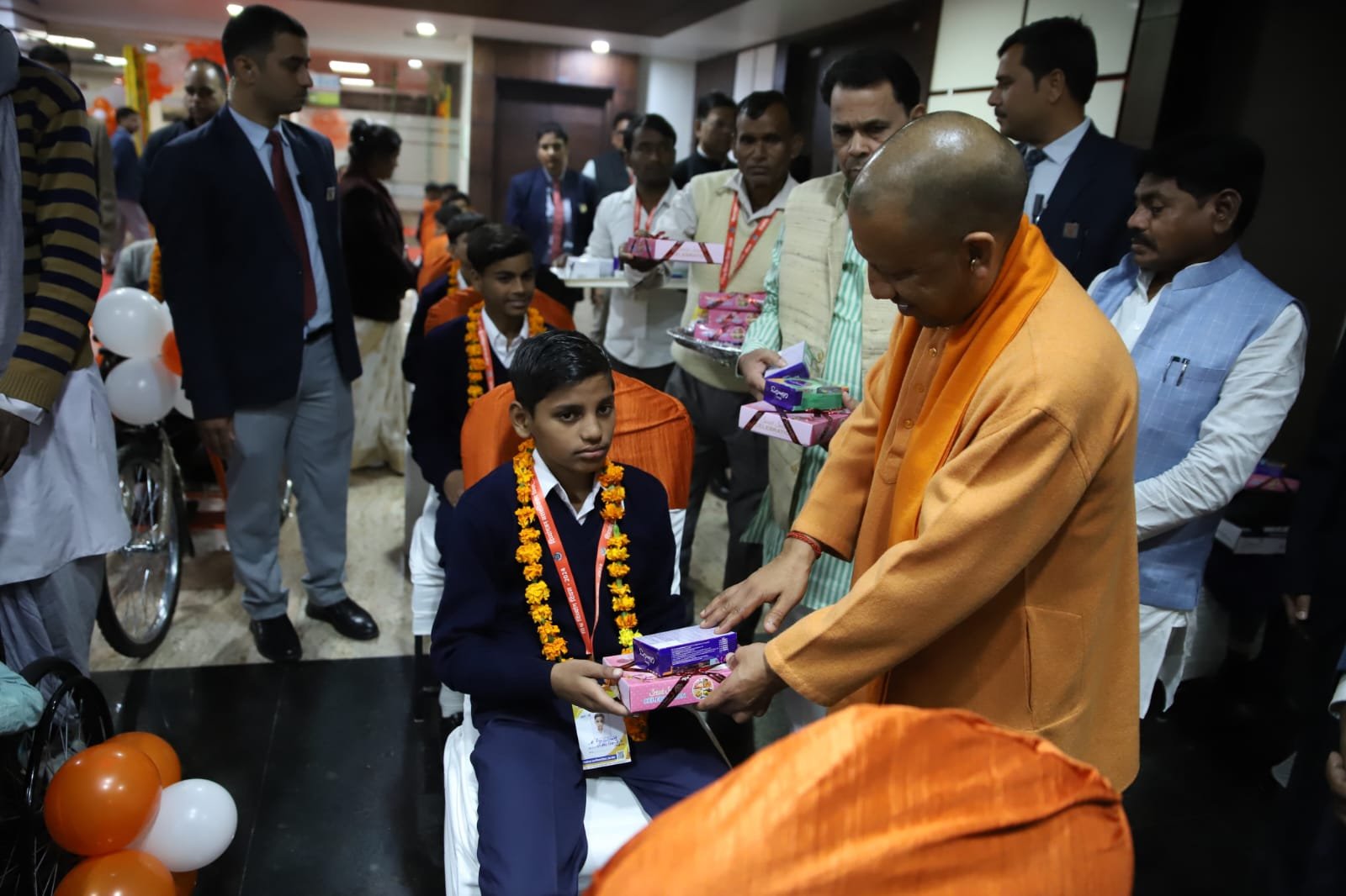 सीएम ने विश्व दिव्यांग दिवस पर लोकभवन में प्रतिभाओं का किया सम्मान