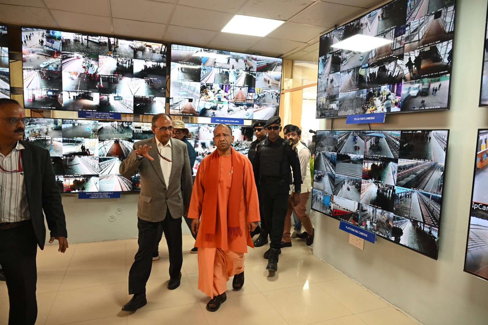 प्रयागराज जंक्शन पर मुख्यमंत्री ने किया यात्री सुविधाओं का निरीक्षण, जंक्शन के रीडेपलेपमेंट कार्यों, कंट्रोल रूम, आश्रय स्थल, फायर सेफ्टी के कार्यों को देखा, यूटीएस टिकटिंग की ली जानकारी