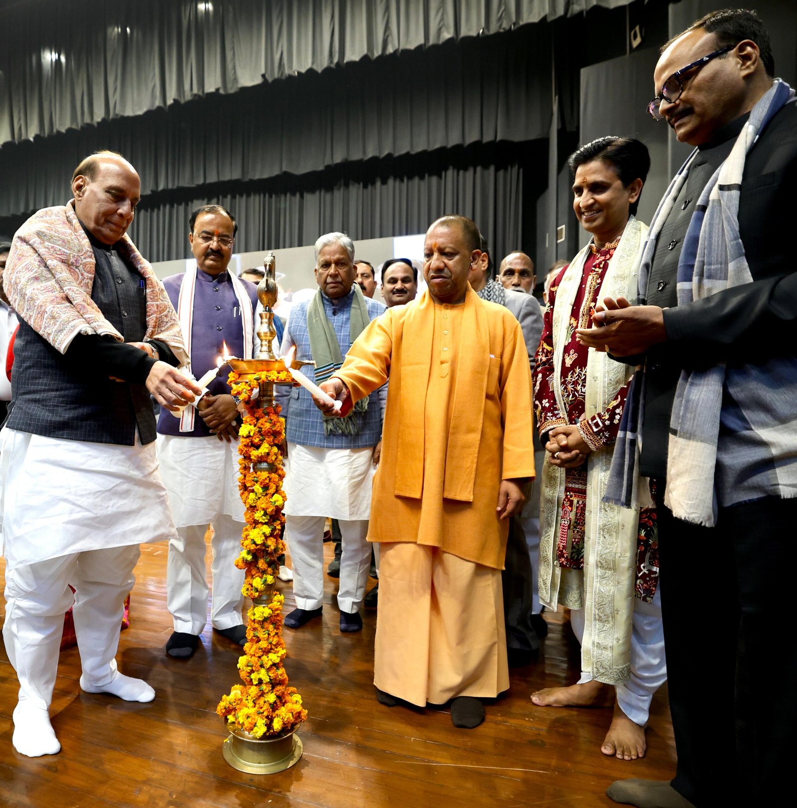 अटल गीत गंगा कार्यक्रम में एक मिनट का मौन रखकर अटल जी को दी गई श्रद्धांजलि