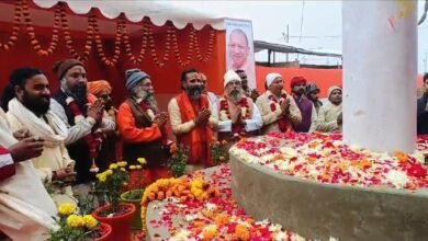 महाकुम्भ नगर के सेक्टर 20 में सभी अखाड़ों के प्रमुख संतों की उपस्थिति में आयोजित हुआ भव्य ध्वजा स्थापना समारोह