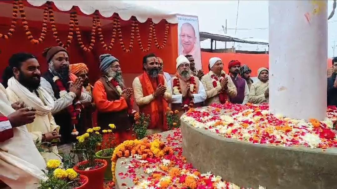महाकुम्भ नगर के सेक्टर 20 में सभी अखाड़ों के प्रमुख संतों की उपस्थिति में आयोजित हुआ भव्य ध्वजा स्थापना समारोह