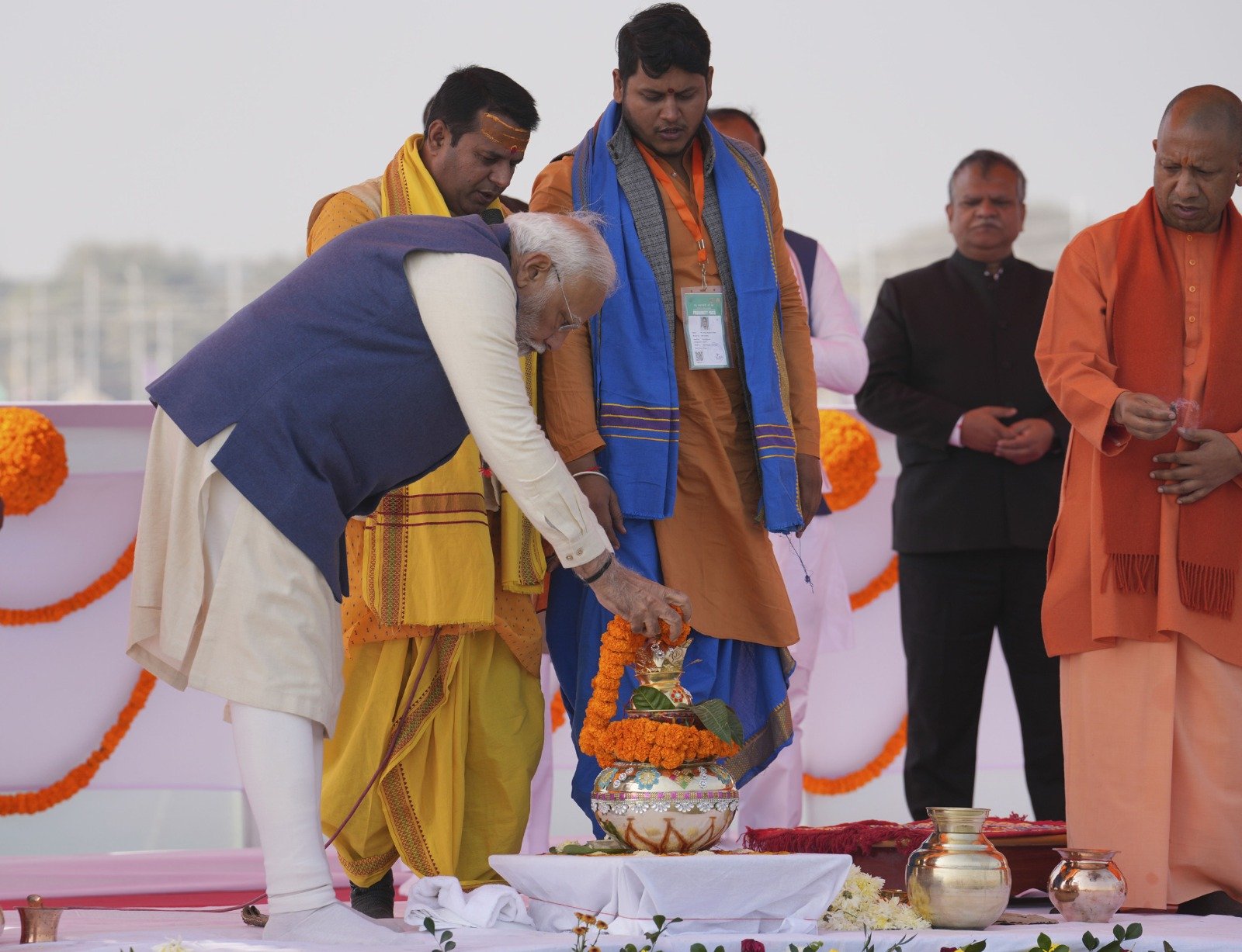 प्रधानमंत्री मोदी ने संगम नोज में कुम्भ कलश का किया कुम्भाभिषेक