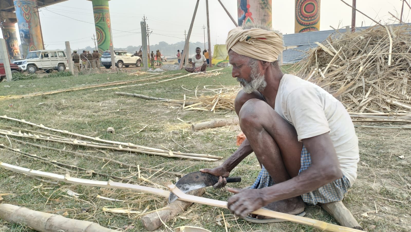 महाकुम्भ में बांस और लकड़ी से साधु संतो और अखाड़ों के शिविर और प्रवेश द्वार का कर रहे हैं निर्माण