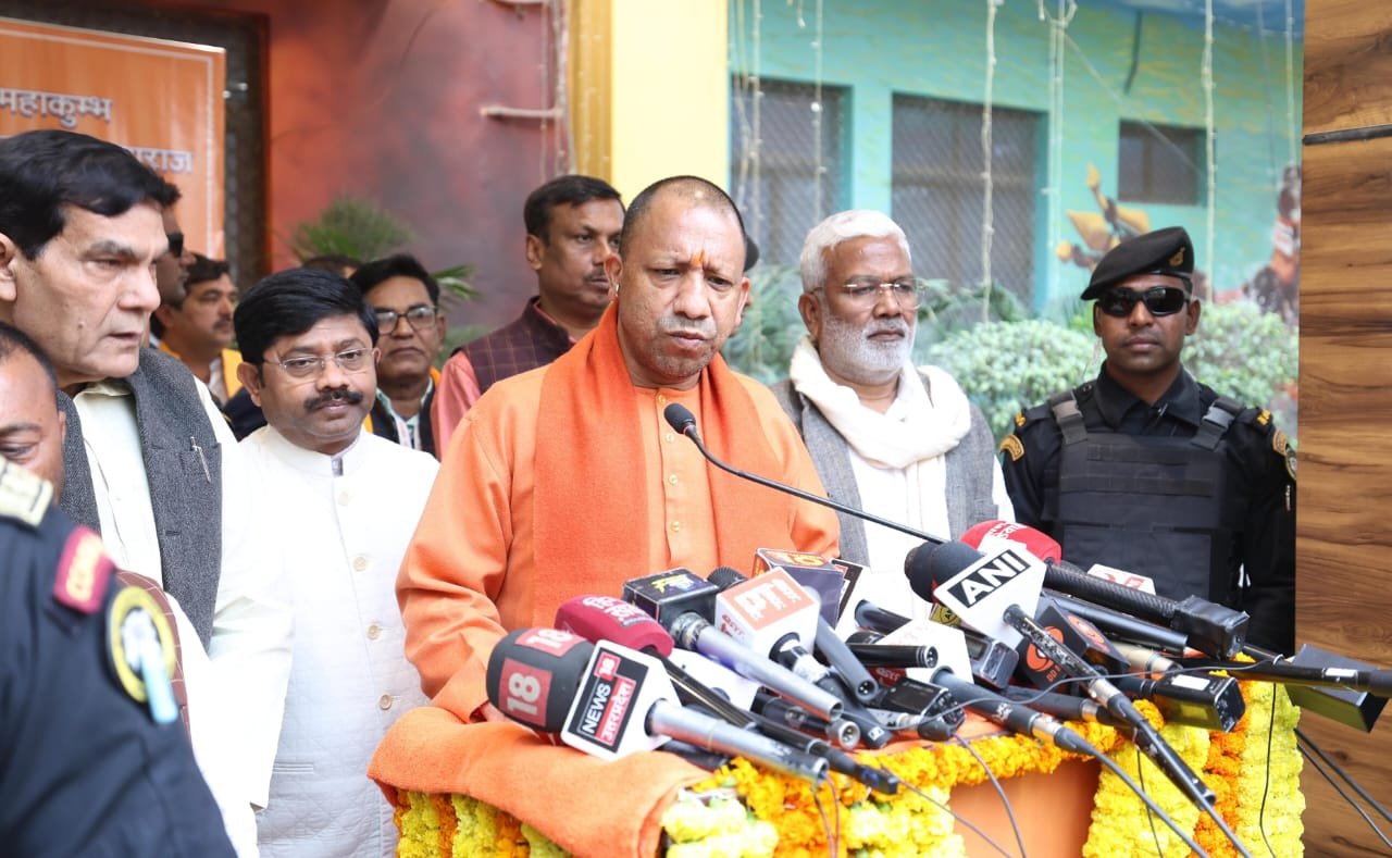 मुख्यमंत्री योगी आदित्यनाथ ने प्रयागराज में समीक्षा बैठक के बाद पत्रकार वार्ता में सभी से सहयोग का किया आह्वान