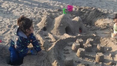 नन्हें हाथों में बड़ा जादू: अगस्त्य पाठक ने बनारस में रेत पर अपनी कला का जादू चलाया!