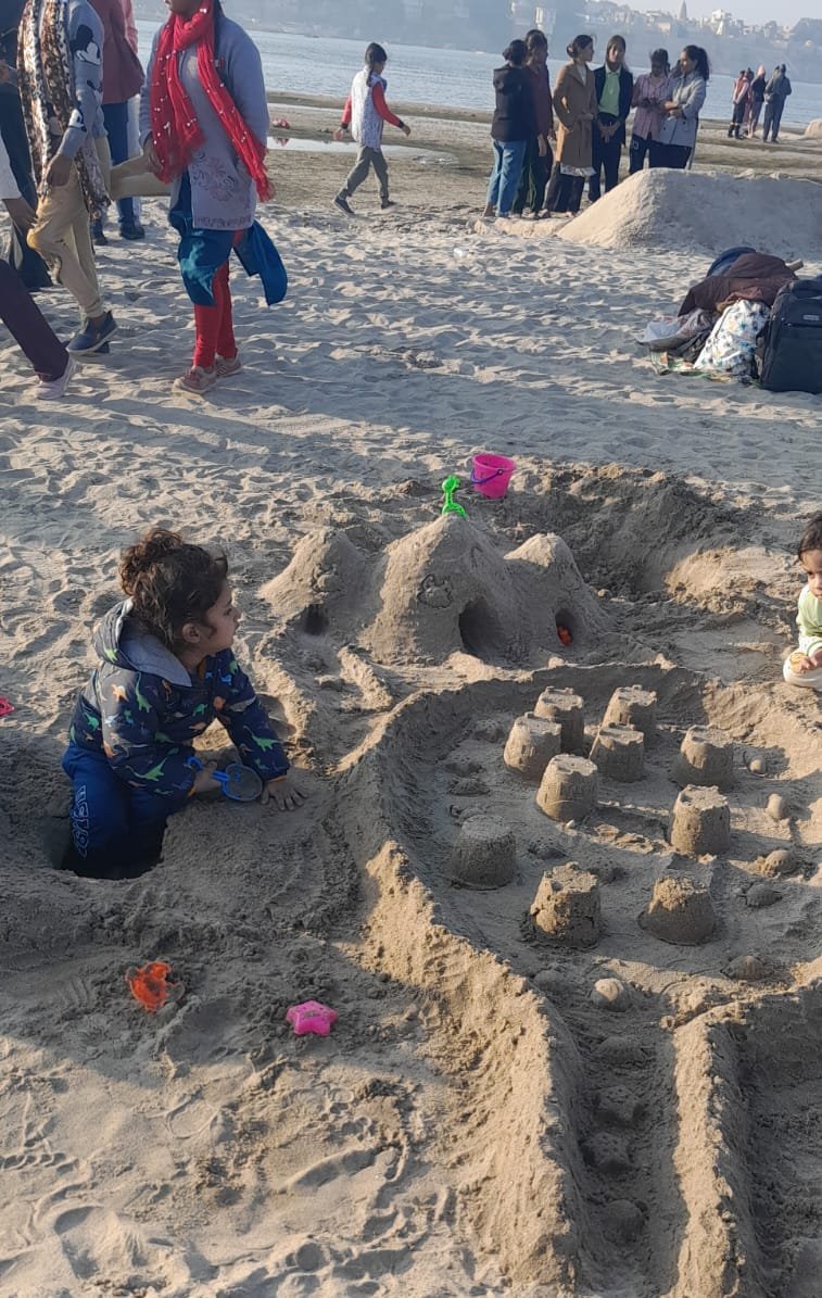 नन्हें हाथों में बड़ा जादू: अगस्त्य पाठक ने बनारस में रेत पर अपनी कला का जादू चलाया!