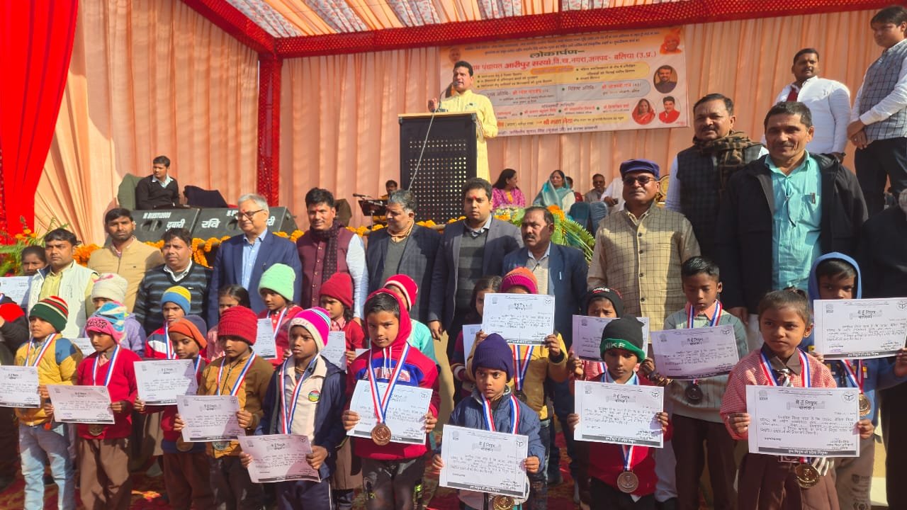 आरीपुर सरया गांव में 2 करोड़ के विकास कार्य को देखकर गदगद हुए फॉरेस्ट आईजी रमेश पांडे, प्रधान के कार्य को सराहा, जरूरतमंदों के बीच प्रधान ने बांटे लाखों के सामान