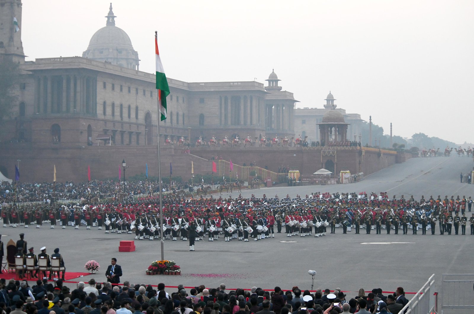 बीटिंग रिट्रीट में शामिल सैन्य टुकड़ियों ने बनाये ‘एक पेड़ मां के नाम', 'चक्रव्यूह', सेव अर्थ जैसे अनेकों मनमोहक रचनायें