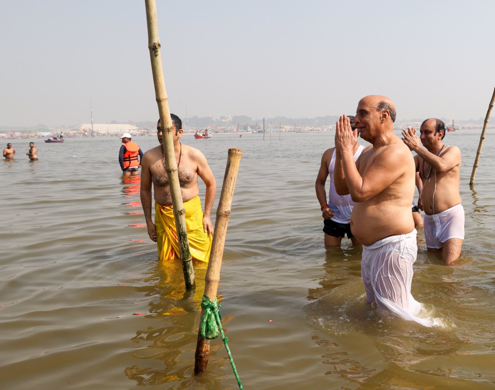रक्षा मंत्री के साथ राज्य सभा सदस्य सुधांशु त्रिवेदी ने भी किया संगम में स्नान