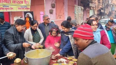 138वें शनिवार को श्रद्धालुओं में किया गया प्रसाद खिचड़ी का वितरण