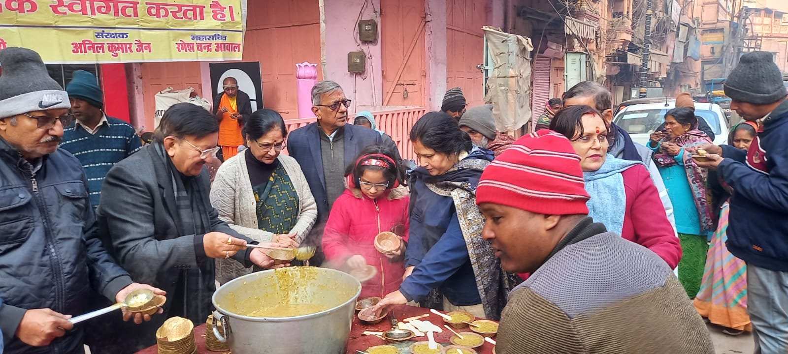 138वें शनिवार को श्रद्धालुओं में किया गया प्रसाद खिचड़ी का वितरण