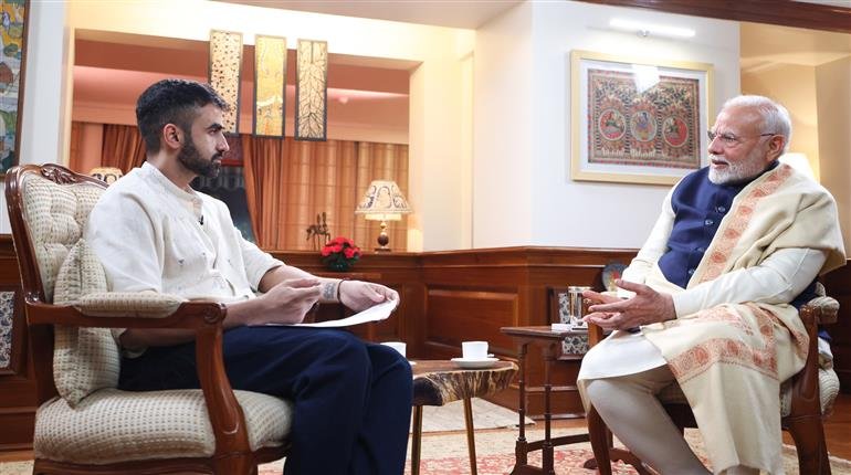 ‘गलतियां होती हैं, मैं इंसान हूं, भगवान नहीं’: मोदी