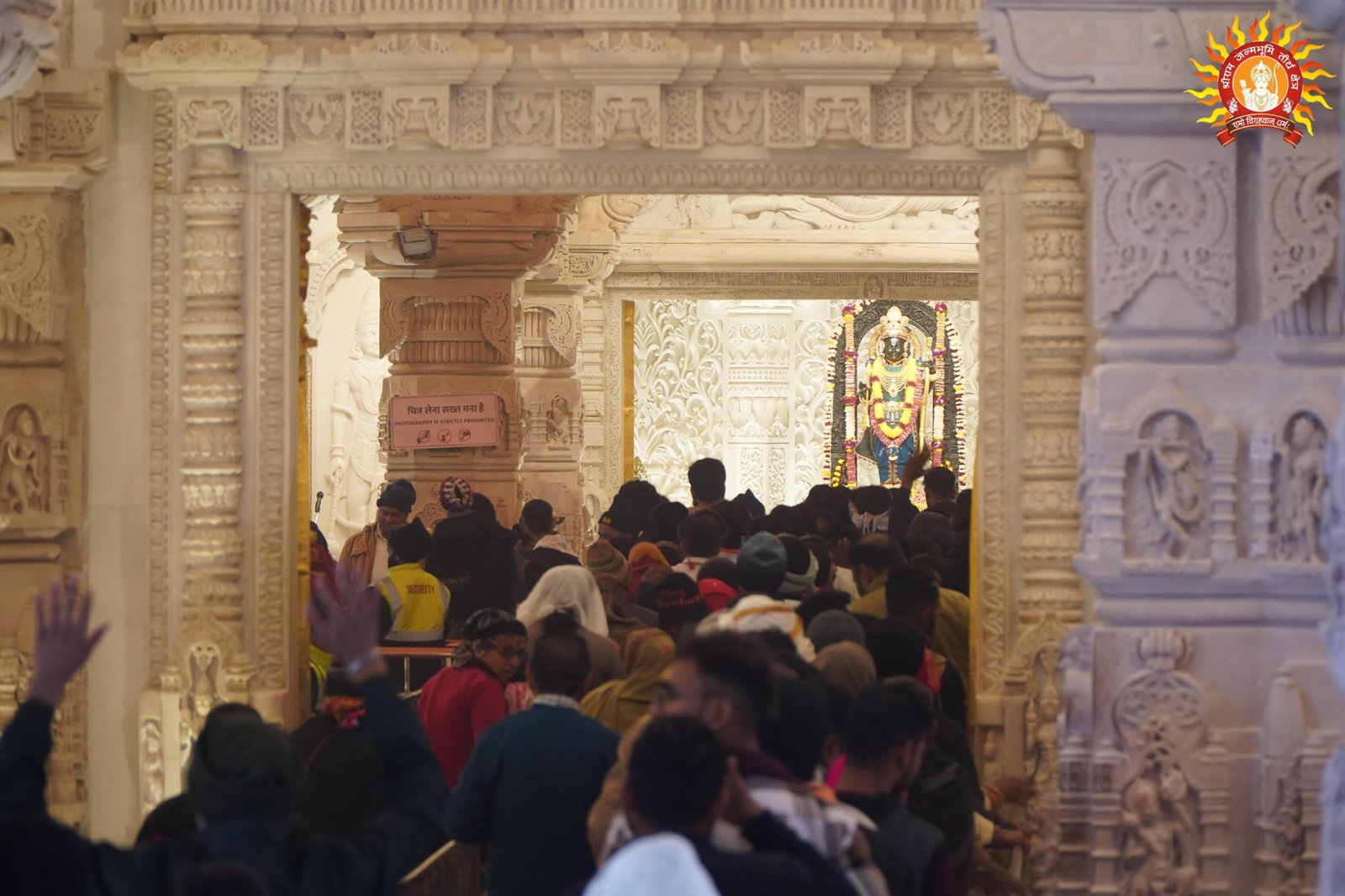 श्रीरामलला के मंदिर में उमड़ा जनसैलाब, जयकारों से गूंजी अयोध्या