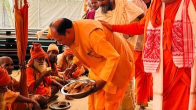 असम विधानसभा के अध्यक्ष ने साधु संतों का लिया आशीर्वाद, संगम में लगाई डुबकी