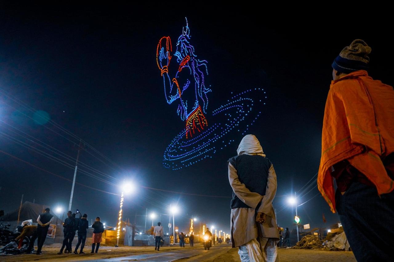 प्रयागराज के आसमान में बिखरा दिव्यता और तकनीक का संगम