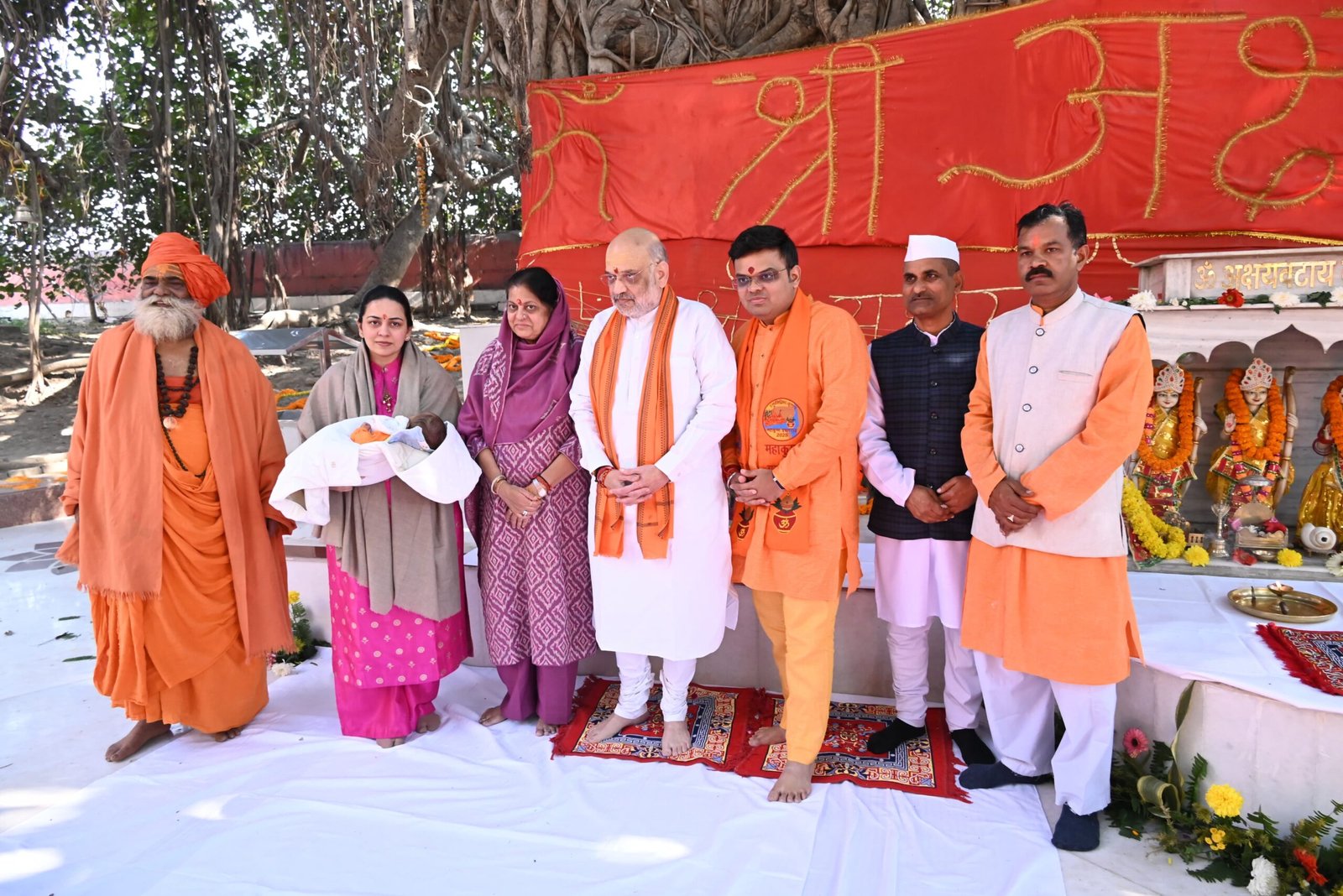 परिवार संग गृहमंत्री ने उतारी अक्षयवट की आरती, संतों के साथ की परिक्रमा