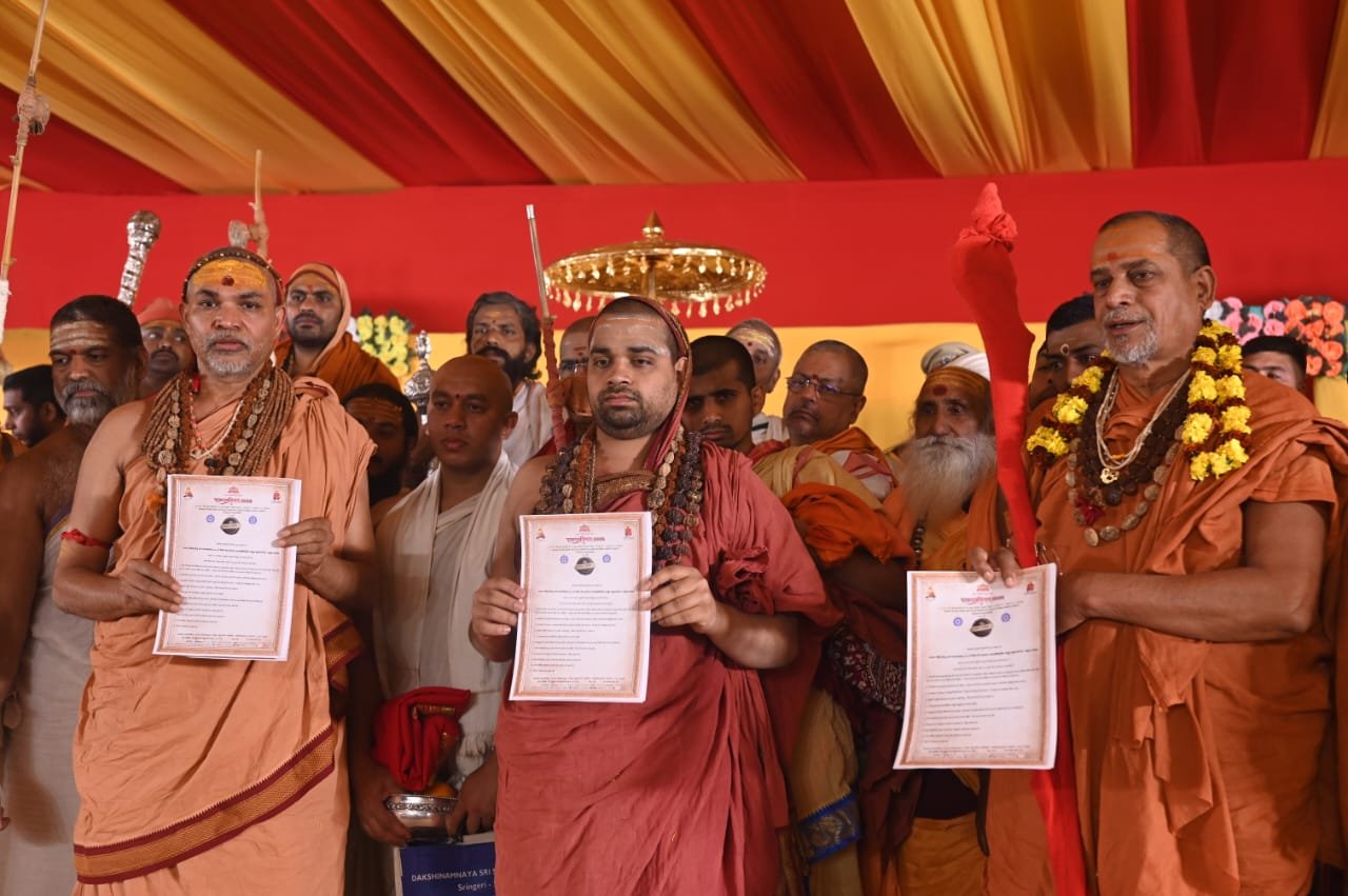 महाकुम्भ में पहली बार एक मंच पर तीन पीठों के शंकराचार्य